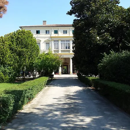 Carrer Отель 3*